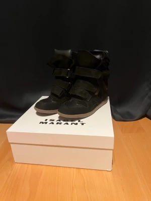 Svarta Isabel marant i storlek 38 - Supersnygga Isabell marant skor. Kvitto finns så kom jättegärna med frågor💕