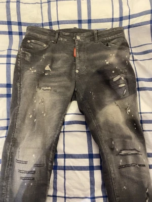 Gråa Dsquared2 Jeans - Säljer nu dessa nya gråa jeans ifrån Dsquared2, skick 10/10 endast använda ett par gånger, storlek 30, hör av er vid frågor osv pris går att diskutera 💫