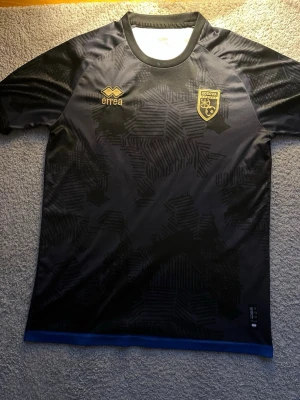 Kosovo landslagströja  -  Tjena, säljer nu min Kosovo fotbollströja i storlek ändå den inte kommer till användning längre. Väldigt fint skick. Fortfarande som ny införskaffade mig den i november förra året när jag var utomlands vid intresse. Hör gärna av er. MVH 