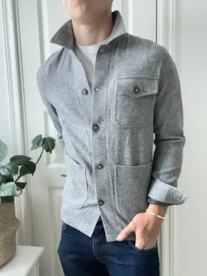 Lindbergh overshirt - Lindbergh overshirt, väldigt snygg med bra passform och klassisk design. Modellen är 180 cm 75 kg och bär storlek S. 😌 kom med frågor! 