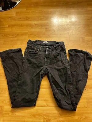 Svarta Perfect Jeans bootcut, stl 40 - Säljer ett par svarta jeans från Perfect Jeans i storlek 40. Byxorna har klassisk femficksdesign, raka ben med bootcut och normal passform. Materialet är jeans och färgen är djup svart, perfekta till sneakers eller boots.