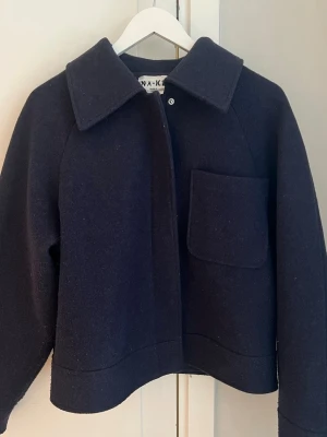 Höst/vår jacka  - Så fin mörkblå jacka/kort kappa. Använd 1 gång så väldigt bra skick. Stolek 36