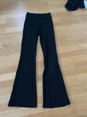 Svarta bootcut byxor Gina Tricot XS - Säljer ett par svarta bootcut byxor från Gina Tricot i storlek XS. Skönt material. 
