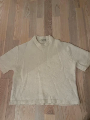 Vit stickad tröja - Kortärmad vit stickad tröja med loose passform från Gina Tricot. Perfekt till både jeans och kjol för en clean och enkel look 💗