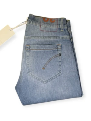 Dondup George jeans – ljusblå denim – nya med originaltag - Säljer ett par ljusblå jeans från Dondup George i mycket fin tvätt. Byxorna är helt nya och oanvända, med originaltag kvar.  Dondup är ett italienskt premiummärke känt för sin passform och kvalitet. Ett tidlöst plagg som fungerar lika bra till vardag som till en mer uppklädd stil. Passar perfekt i en modern garderob.  Säljs då de inte kommit till användning. Hör gärna av dig vid frågor eller om du vill ha fler bilder.