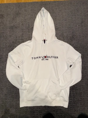 Vit Tommy hilfiger tröja  - Säljer en vit Tommy hilfiger tröja riktigt fin 