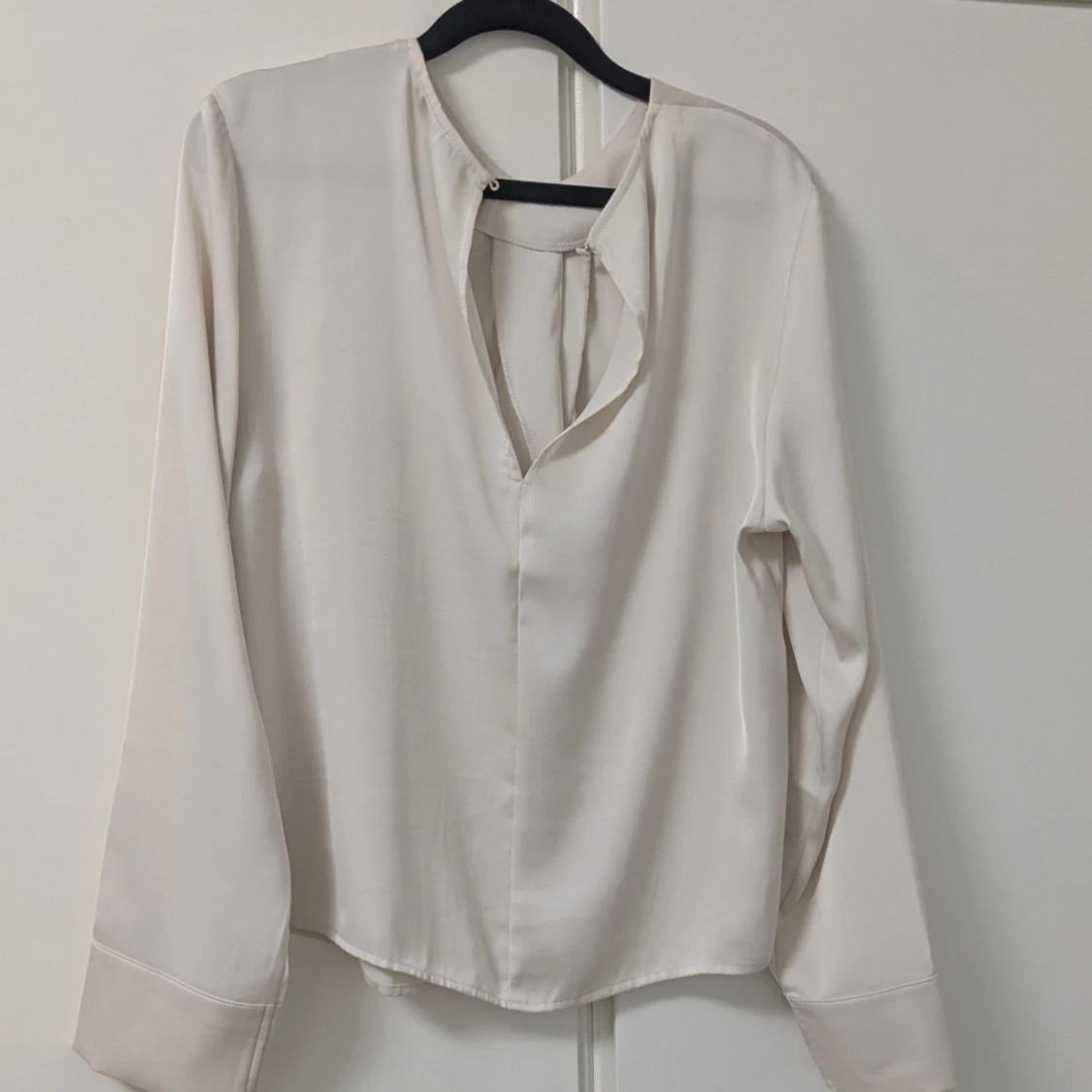 Krämvit blus i satin - 2