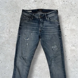 Jack & Jones jeans med slitningar - Säljer dessa riktigt snygga Jack & Jones jeans med slitningar | W29 L32 | modell: Slim/Glenn | skick: 7,5/10 | Hör av er vid frågor, priset kan diskuteras vid snabb affär 🙌