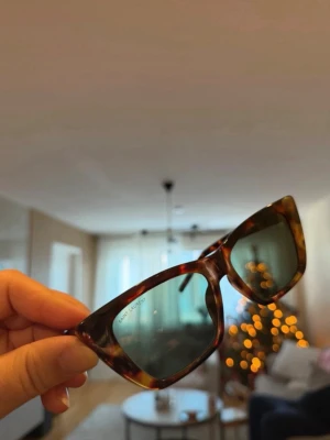 Saint Laurent solglasögon - Ett par Saint Laurent solglasögon. Märkta med Saint Laurent Made in Italy. Storlek: 53 016-145