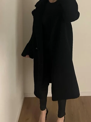 Svart teddyjacka  - Säljer en svart teddyjacka köpt på bikbok i storlek XS passa även S. Ord pris 699:- sälj 299:-