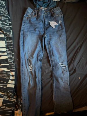 Säljer ett par jeans med repor från lager 157 - Hej säljer ett par helt nya jeans med repor från lager 157, storlek 160 men man kan spänna midjan om man vill, aldrig använda prislappen är lite sliten men den sitter kvar men själva laget 157 märket är borta på lappen så den är bara hel vit.