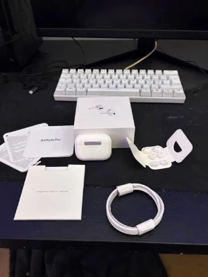 AirPods Pro (2nd generation) - Säljer ett par Apple AirPods Pro med originalförpackning, laddningskabel, extra öronproppar och manualer. Hörlurarna är använda men fungerar bra, mindre slitage syns på hörlurarna. Perfekt för dig som vill ha trådlöst ljud och brusreducering.