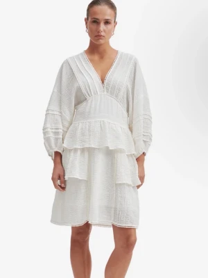 Vit Maliani klänning Second Female student klänning - Superfin vit Maliani klänning från Second Female med v-ringning, volangdetaljer och trekvartsärmar. Helt ny kommer med påsen också, köpt för 2100 men säljer för 800!! STUDENTKLÄNNING. Storlek är i L men passar M