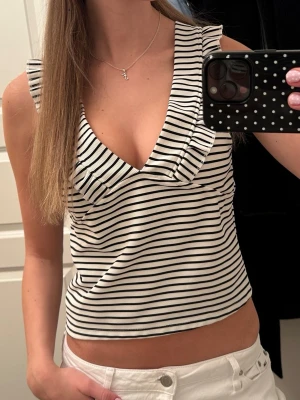 Randig topp med volang - Randig asnice topp med volang