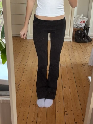Svarta bootcut byxor låg midja - Svarta Lågmidjade yogapants i storlek xxs från Nelly. Fint skick💕