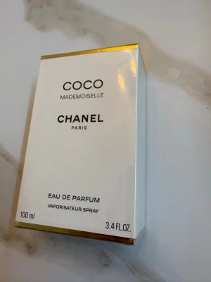 Coco Mademoiselle EdP 100ml - Chanel Coco Mademoiselle Eau de Parfum 100 ml. Innehåller bl.a. alkohol, parfym, vatten, linalool, limonene, benzyl salicylate, citronellol, geraniol, hexyl cinnamal, coumarin, citral, CI 14700 (Red 4), CI 42090 (Blue 1). Tillverkad i Frankrike.