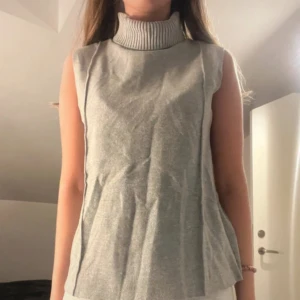 Stickad polo  - Ärmlös polo från Zara strl S 