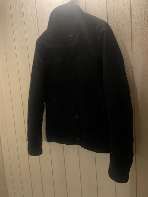  J.Lindeberg jacka - Tja! Säljer nu min sparsamt använda marinblå vinterjacka från J.Lindeberg i storlek S. Använd 1 vinter och är i bra skick. Säljes för 1699, inte hugget i sten! Kom med förslag.