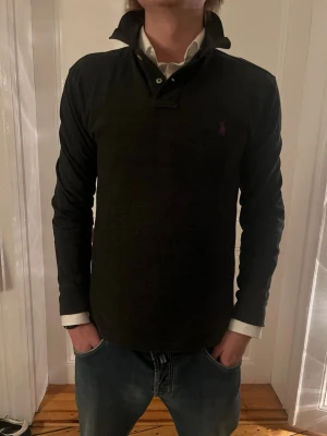 Ralph Lauren tröja - Säljer en Ralph lauren tröja i mycket gott skick! Den är i Storlek M. 💸 Nypris: ca 2500 kr 🚚 Snabb frakt! Skickas inom 1–2 dagar ✅ Inga fläckar, hål eller synliga tecken på slitage.   💬 Skriv gärna vid frågor – jag svarar snabbt!