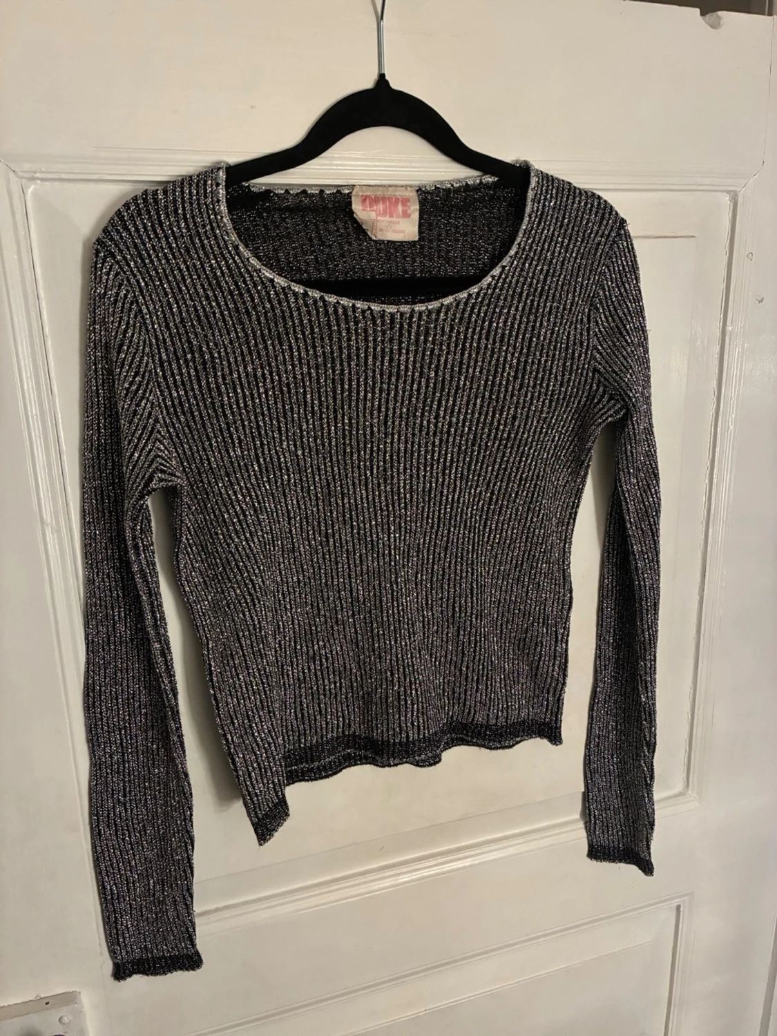 Glittrig svart-silver tröja från Duke