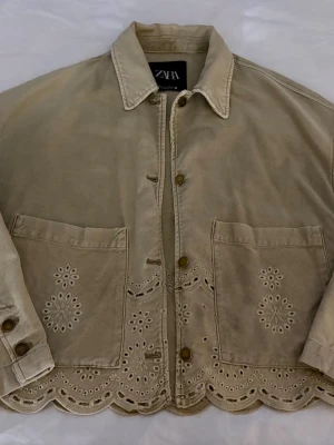 Militärgrön/Khaki jeansjacka från Zara  - Såå snygg jeansjacka från Zara med ”broderi” längst ner!! Skriv för hela bilder 🤍