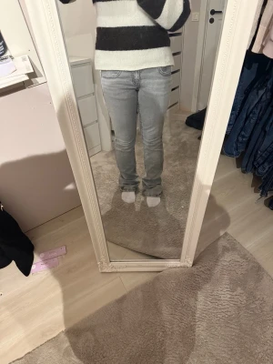 Grå jeans från Perfect Jeans, strl 38 - Säljer ett par gråa jeans från Perfect Jeans i storlek 38. De har en klassisk femficksmodell, normal passform och raka ben. Jeansen är i mjukt denimtyg och har snygga sömdetaljer både fram och bak. Perfekta till en avslappnad look.
