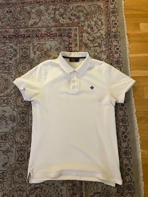 Vit Morris piké  - En stilig vit pikétröja från Morris i 100% bomull. Passar allt från fester, skola, middag och sommar. Storlek s, skick 8/10. Använt sparsamt!