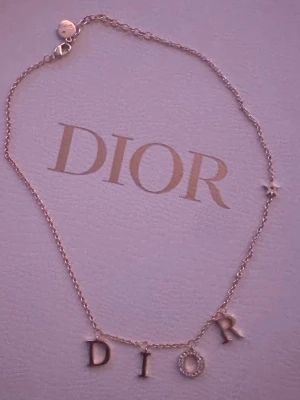 Dior halsband i guld  - Helt nytt rostar inte, man kan bada och allt med det 