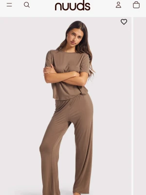  SÖCKER! Bruna wide byxor från Nuuds - Söcker att par mjuka bruna wide byxor från Nuuds, i st XS eller S. Kan tänka mig 300-400 kr.😊