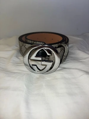 Beigt läder bälte med Silver spänne - Jag säljer ett helt oanvänt beigt bälte med gg mönster och ett silver skärp. 