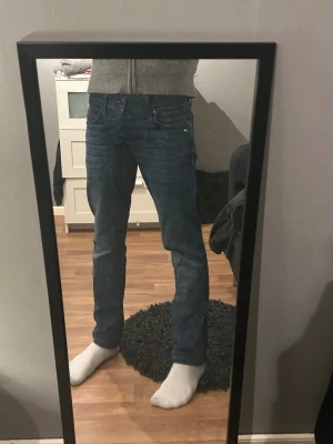 Jack & Jones jeans slim Glenn  - Snygga jeans från Jack & Jones. Nypris 900kr, mitt pris går att diskutera det är bara att fråga. Använda ett fåtal gånger så typ helt nya.
