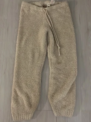 Mjukisbyxor - Säljer ett par mysiga mjukisbyxor med fluffigt material. Storlek M 💞
