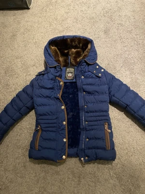 Y2K vinterjacka  - väldigt fint skick, köpt secondhand men aldrig använd av mig. Det står storlek 128 i barnstorlek men det är rätt så stor så själv skulle jag klassa den som 146 ungefär. 