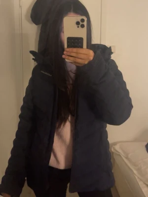 Peak performance  jacka  - Säljer peak performance jacka köpt för 5000 helt oanvänd i ny skick/ bra jacka för kalla dagar och är bra sportig jacka. Lapparna finns också för jackan. Stl M i tjej storlek 