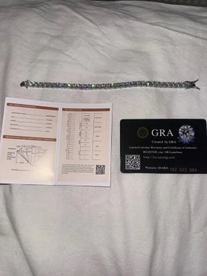 Moissanite tennisarmband - Elegant tennisarmband med gnistrande moissanite-stenar.  Färg D (färglös), 5,0 mm stenar.  GRA-certifikat & äkthetskort  Klassisk och tidlös design  Perfekt till både vardag och fest