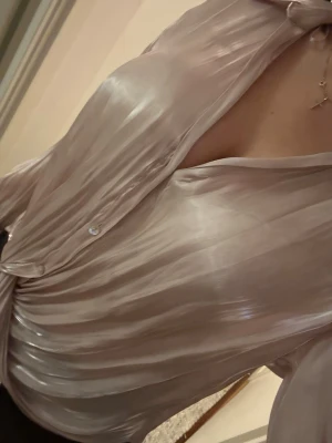 Ljusrosa blus från Zara NY - Helt ny blus från Zara. Prislapp på. Glansig. Ljusrosa. Storlek XS men passar även S