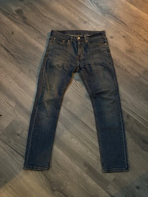 Levi's 502 mörkblå jeans - Säljer ett par Levi's 502 jeans i mörkblå tvätt. Modellen har en slim passform med raka ben. Storlek: W31 L32