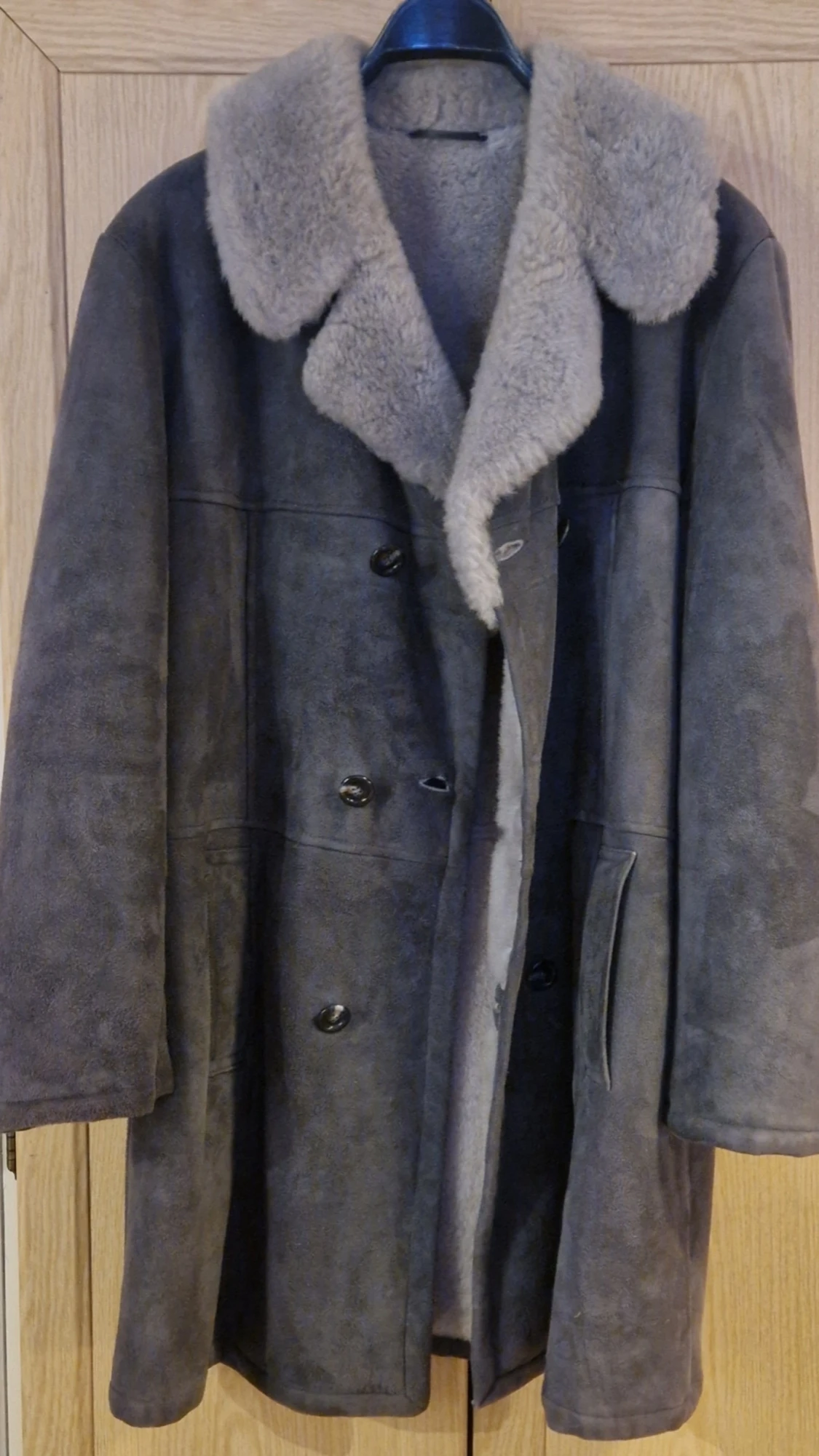 Grå mockapäls i äkta skinn