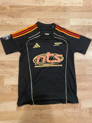 Arsenal nts tröja  - Svart Arsenal tröja i storlek S. Tröjan har klubbmärket och adidas loggan på bröstet, samt 'nts' tryck framtill. Gyökeres på ryggen med nr 14. 