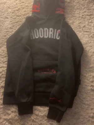 Hoodrich  - En riktigt snygg hoodrich tröja, den är varm och passar perfekt nu till vintern och våren. Den är såklart äkta men har ej pris lapp kvar. Använt den några gånger, men inga skråmer på hoodien. Skriv privat om du har några frågor.