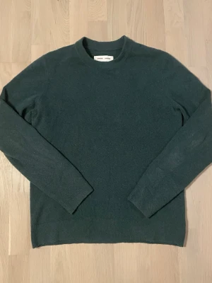Samsøe Samsøe stickad tröja - Snygg, skön stickad tröja från Samsøe Samsøe. Grön nyans i storlek L. Väldigt varm och skön, nypris 1200kr skick 9/10. Inga defekter alls, använd fåtal gånger. Hör av er vid frågor!🔥🤝