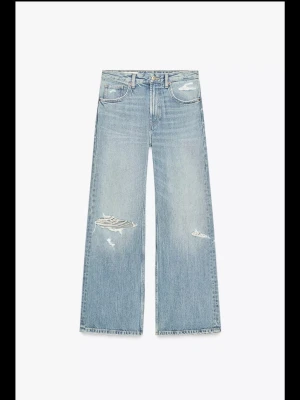 Ljusblå wide ripped jeans - Jag söker exakt dessa jeans från Zara. Jag söker de i strlk 34. Jag kan köpa dem för max 400kr, som ordinarie priset i zaras hemsidan om man bortser från rean de har nu. Hör av er om ni vet någon, eller om det är du själv som säljer dessa jeans. De ska gärna vara i mycket bra skick till nytt skick. 