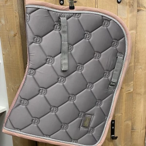 Equestrian Stockholm schabrak  - Säljer mitt equestrian Stockholm hopp-schabrak i storlek Full då de ej kommer till användning. Har kommit till användning ca 3-4 ggr💓 org pris:600kr