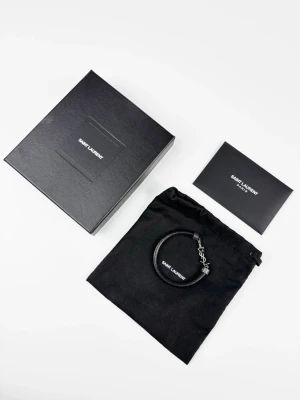 Saint Laurent YSL Closure Armband - | Säljer ett YSL armband i nyskick | Storlek: Onesize | Hör av dig vid frågor eller funderingar. (OBS ENBART ARMBANDET INGÅR)