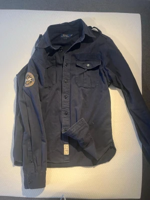 Ralph Lauren field Jacket - Hej! Säljer nu denna sjukt snygga Ralph Lauren jackan då den ej kommer till användning längre, jackan är i storlek L/G och är i ett fint skick med snygga detaljer. Hör av dig vid frågor.                             //Eskil