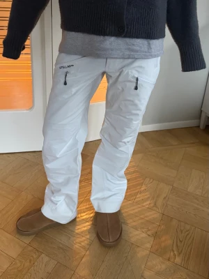 Vita Stellar skidbyxor - Säljer mina helst nya Stellar Shell Pants 2.0 vita i Storlek S. Passar perfekt i skidbacken med alla sorters jackor. Nypris 3995 kr 