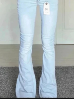 Lågmidjade jeans  - Säljer mina super snygga lågmidjade jeans från girl vivi💖