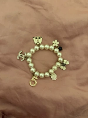Pärlarmband med berlocker - Fint pärlarmband med lyxiga berlocker, köpt i Italien💞