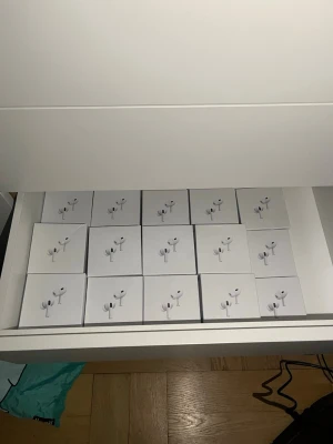AirPods Pro  - Vill du ha AirPods-känslan utan AirPods-priset?  Då har du kommit rätt🔥 Samma kvalitet & funktioner 💰 Bara 249 kr 🚚 Leverans inom 1–3 dagar 🔁 Enkla returer om du inte är nöjd  📩 Skriv PM så fixar jag resten