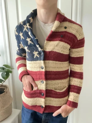 Rare vintage denim and supply Ralph Lauren cardigan  - Rare vintage denim and supply Ralph Lauren cardigan , väldigt tung i materialet. Extremt unik och snygg! Väldigt svår att få tag på också vilket gör den till en av våra favoriter. Inga defekter på cardiganen och är lite liten liten på modellen som är 180 cm 75 kg. Kom med frågor 🙏